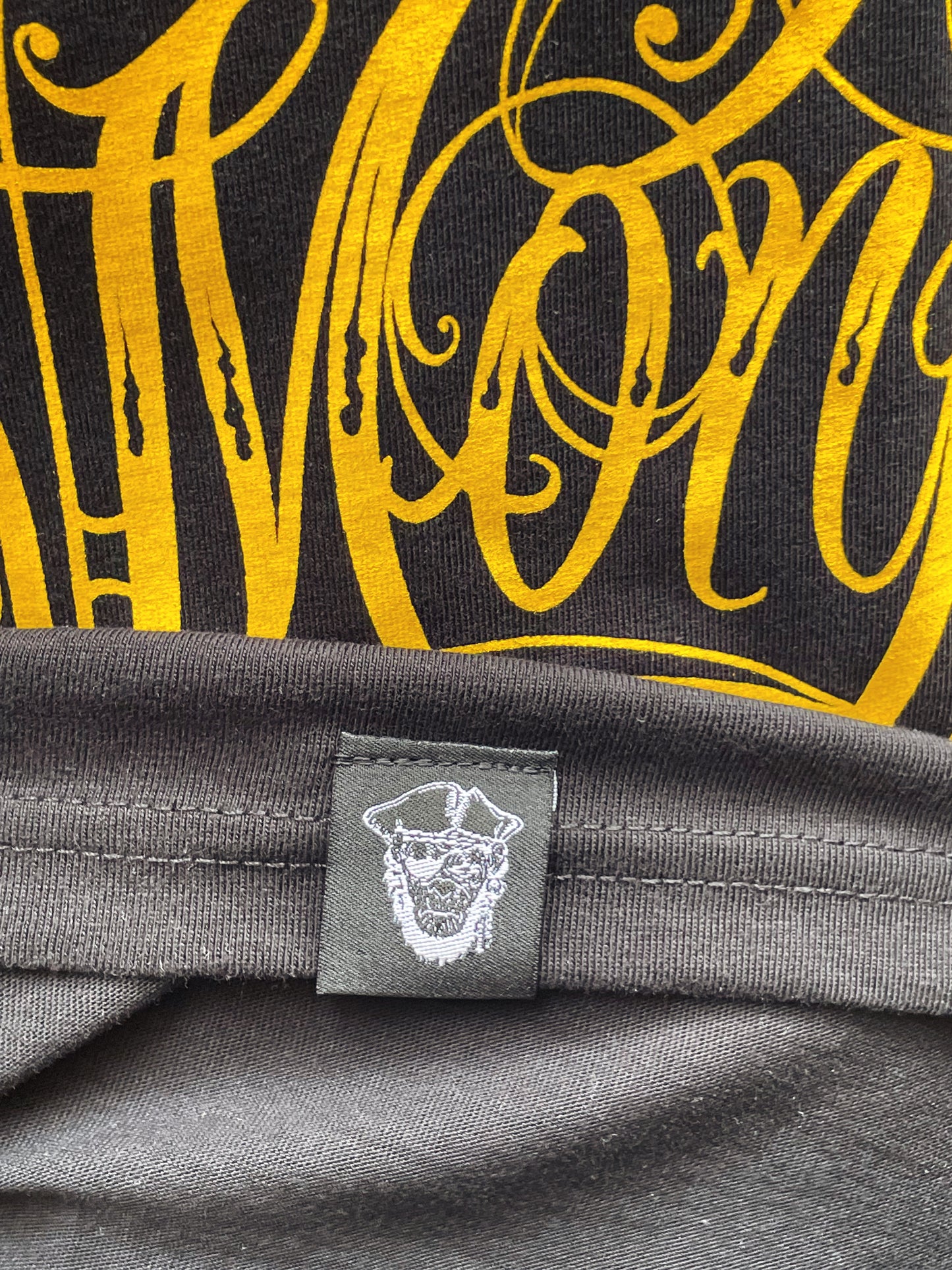 T-Shirt Piro x  mit gelben Print